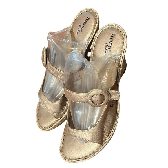 Born Women Drilles Sandal Sz 9
Wedge Heel Gold Shimmer Soft Leather
Platform - Picture 4 of 8